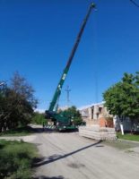 Аренда автокрана в Симферополе - фото со строительной площадки, автокран в работе
