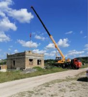 Аренда автокрана в Симферополе - фото со строительной площадки, автокран в работе