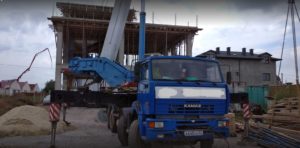 Аренда автокрана в Симферополе - фото со строительной площадки, автокран в работе