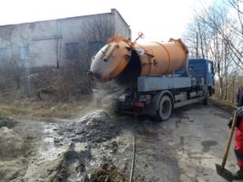 Ассенизатор, илосос заказать в Симферополе - фото на объекте, в работе