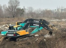 Гусеничный экскаватор в работе, Симферополь