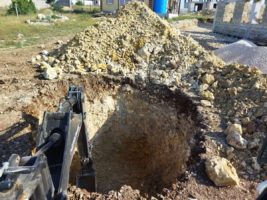 Экскаватор-погрузчик в работе, Симферополь