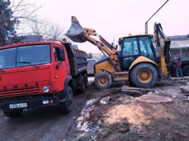 Экскаватор-погрузчик в работе, Симферополь