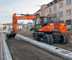 Колесный экскаватор в работе, Симферополь