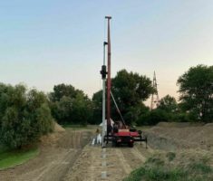 Сваебойная установка в работе, Симферополь, Крым